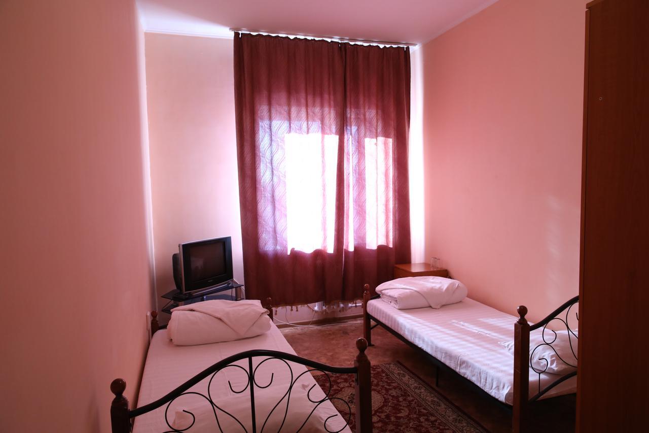 Hotel Alkuat Astana Bagian luar foto